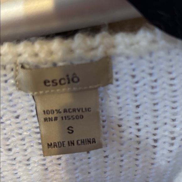 Elegant Cream V-Neck Sweater by Mossimo - Picture 2 of 5